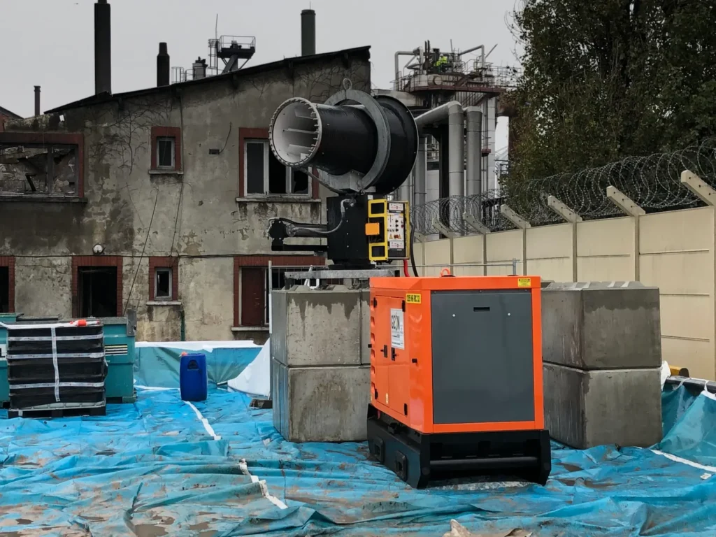 Équipement de brumisation installé sur un site industriel.